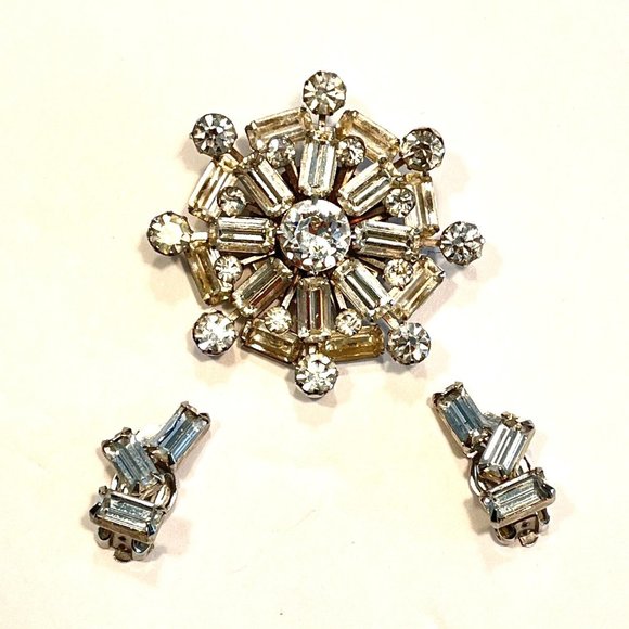 Vintage WEISS Emerald Cut Rhinestone Silver Tone Brooch and Clip-on Earrings Set - Picture 6 of 9